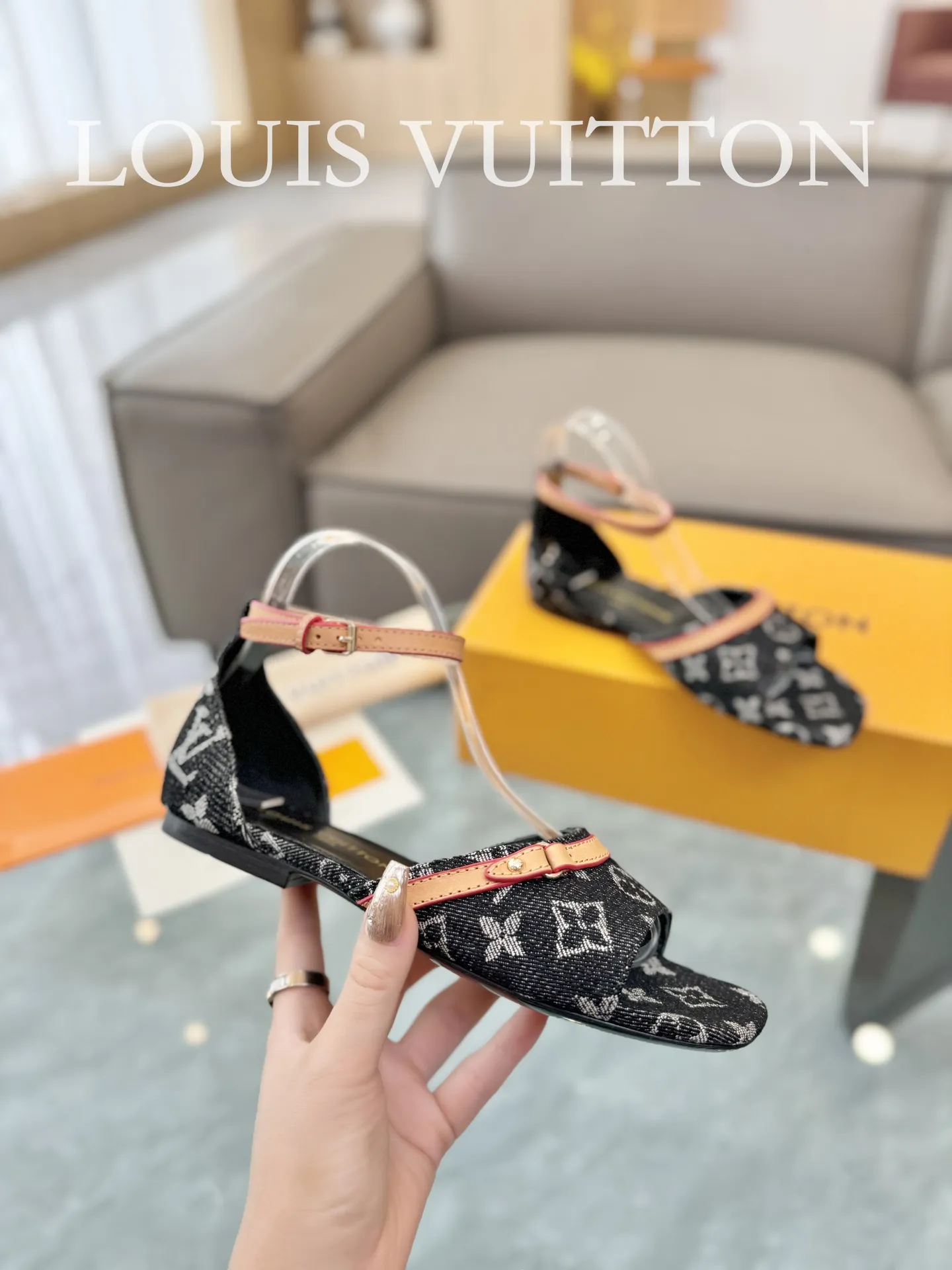 👟👟Ex-factory price 620👟👟 👟👟The top version of LV Lujia 24/denim jeans are so beautiful. I rarely make Lv family items, but I really can’t refuse this pair of kittens! I purchased the original version and developed it with care. The heels are custom molded. The brown leather with presbyopic denim is so brilliant! The perfect kitten heel, which is just right, is high-end, classic, sexy and comfortable. It is a must-have item that can give you full marks as a summer shoe! Sandals 5cm and 9cm/hollow sandals/ballet shoes 🔜3 items ✅Upper: Denim denim ✅Inner: original customized cowhide ✅Outsole: Italian genuine leather outsole ✅Number of yards: 35-41 (40.41 customization is not returnable) ✅Packaging: full set of exquisite packaging
